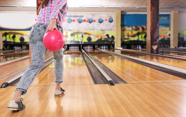 Mladá žena s míčem v bowling Clubu — Stock fotografie