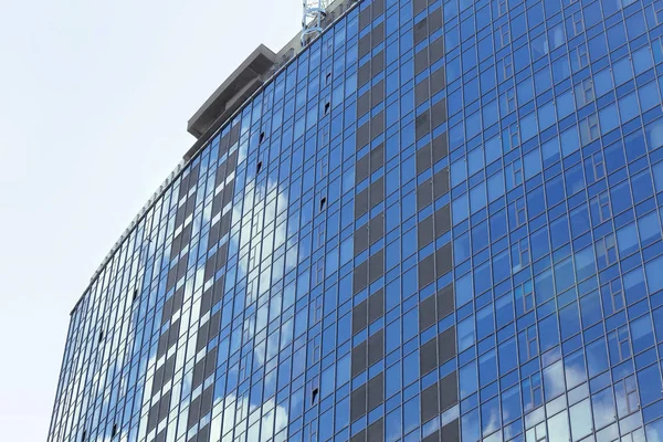 Edifício com janelas coloridas — Fotografia de Stock