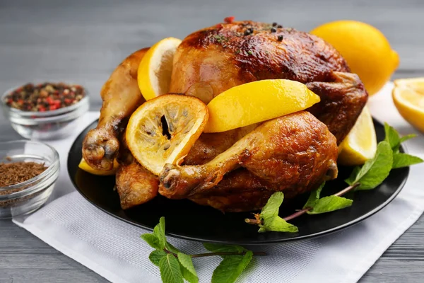 Pollo al forno fatto in casa con limone — Foto Stock