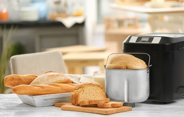 Saporito pane a fette e macchina del pane — Foto Stock