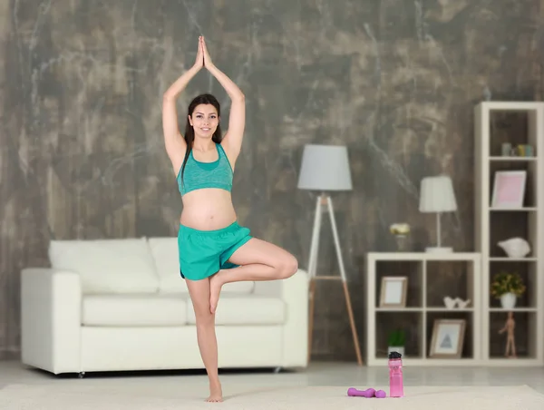 Mujer embarazada haciendo yoga —  Fotos de Stock