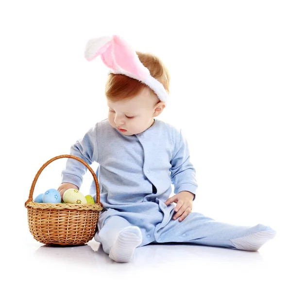 可爱的小宝宝在小兔子的耳朵 — 图库照片