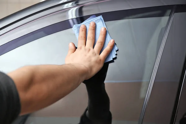 Trabalhador polimento janela do carro — Fotografia de Stock