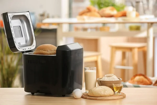 Tasty loaf in bread machine — Stock Photo, Image