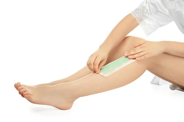 Mujer joven depilando piernas — Foto de Stock