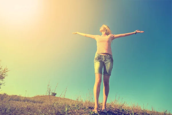 Jovem mulher bonita desfrutando de luz solar ao ar livre — Fotografia de Stock