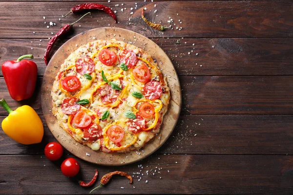 Smaczne pizze, warzywa i przyprawy — Zdjęcie stockowe