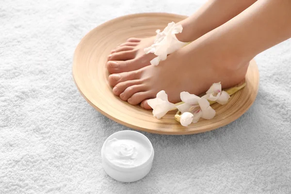 Pieds féminins au spa procédure — Photo