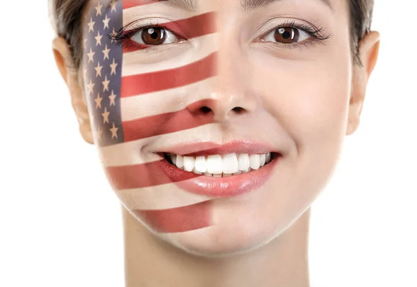 Patriottische concept. Jonge vrouw met geschilderde gezicht als de Amerikaanse vlag op witte achtergrond — Stockfoto