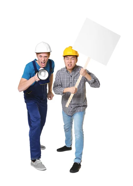 Twee jonge mannen op lichte achtergrond protesteren — Stockfoto