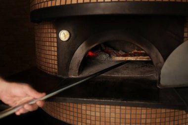 pizza fırından koyarak