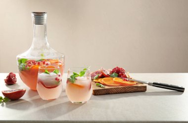 İki bardak taze kokteyl 