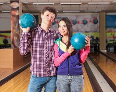 Bowling kulübünde eğleniyor Çift