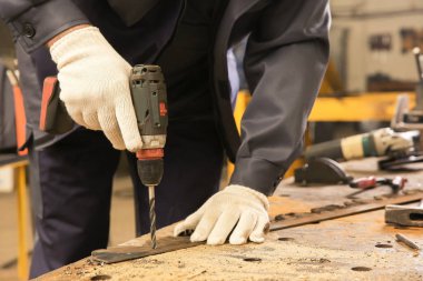 Metal işleme için matkap kullanarak alt