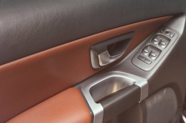 arabanın kapısını kulplu