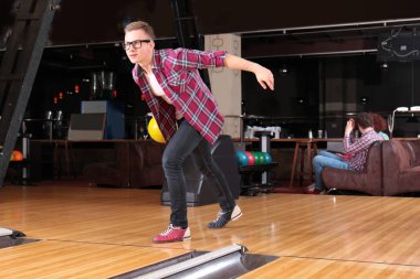 Eğleniyor ve bowling oynayan genç adam