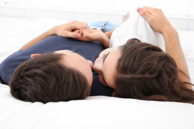 Yatakta uzanmış güzel genç bir çift