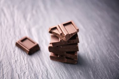 Kırık çikolata parçaları 