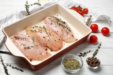 Baharat ile çiğ tavuk göğsü 