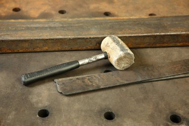Çekiç delikli masada metal işleme için