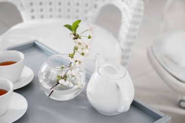 Çay seti ve güzel çiçekler