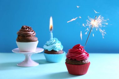 Maytap ve mum ile lezzetli cupcakes 