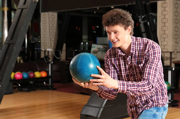 Młody człowiek zabawy w bowling club — Zdjęcie stockowe