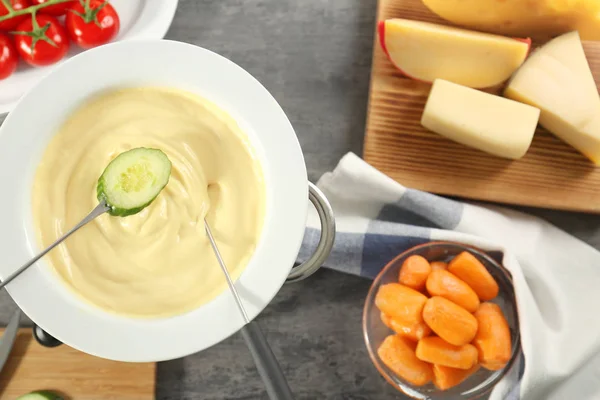 Cheese fondue and vegetables — Stock Photo, Image