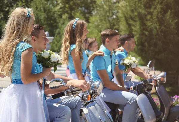 Damas de honor y mejores hombres con scooters — Foto de Stock