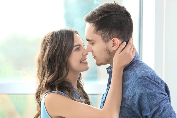 Casal bonito em casa — Fotografia de Stock