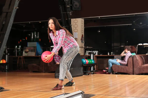 Eğleniyor ve bowling oynayan genç kadın — Stok fotoğraf