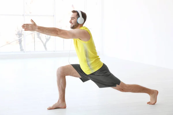 Hombre haciendo yoga y escuchando música —  Fotos de Stock