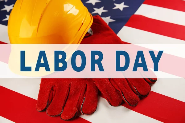 Концепция LABOR DAY. Шлем в перчатках на американском флаге — стоковое фото