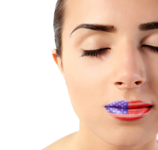 Concepto patriótico. Mujer joven con labios pintados como bandera americana sobre fondo blanco —  Fotos de Stock