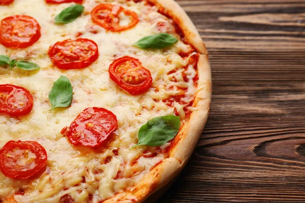 Lahodná pizza s rajčaty — Stock fotografie