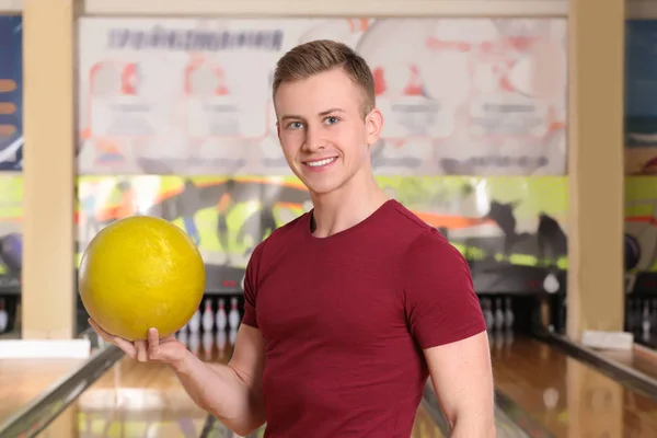 Homme avec balle au bowling club — Photo