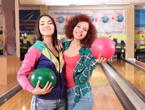 Amis s'amuser et jouer au bowling — Photo