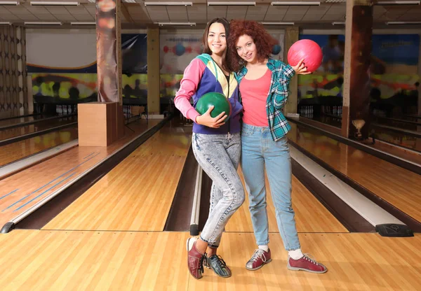 Amis s'amuser et jouer au bowling — Photo
