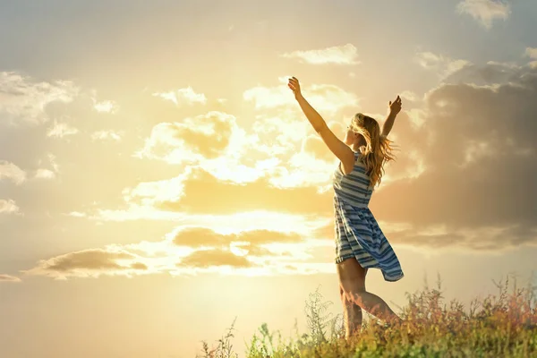 Молодая красивая женщина наслаждается солнечным светом на открытом воздухе — стоковое фото