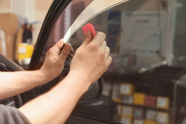 Trabajador aplicando lámina de teñido — Foto de Stock