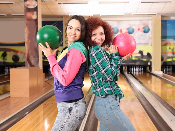 Arkadaşlar eğlenmeye ve bovling oynamaya