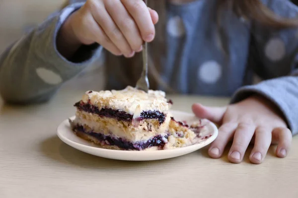 Eten smakelijke taart meisje — Stockfoto