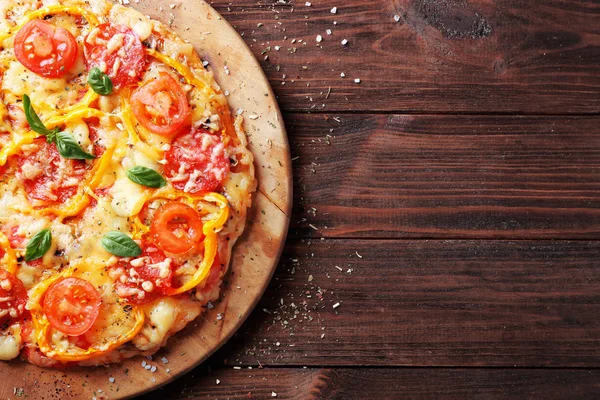 Piatto con pizza italiana piccante — Foto Stock