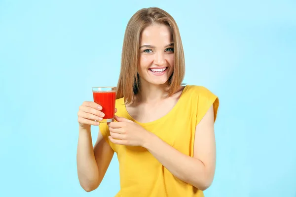 Mujer con un vaso de jugo fresco — Foto de Stock