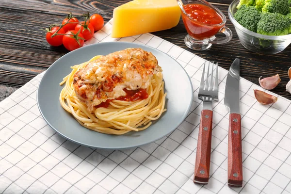 Herkullinen pasta kanan parmesaanilla — kuvapankkivalokuva