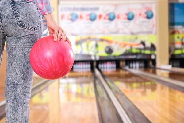 Jeune femme avec balle au bowling club — Photo