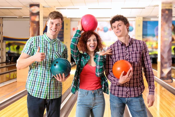 Amigos divirtiéndose en bolos — Foto de Stock