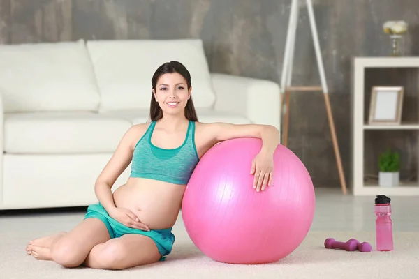 Mujer embarazada haciendo yoga — Foto de Stock