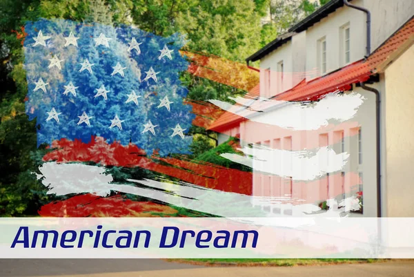 Texto DREAM AMERICANO com bandeira e casa dos EUA em segundo plano — Fotografia de Stock