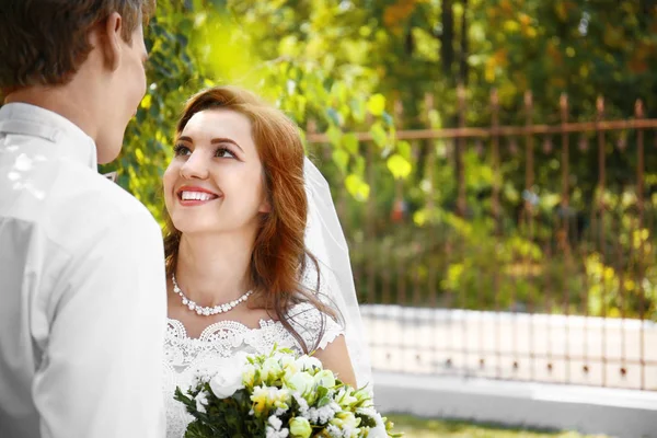 Boldog menyasszony és a vőlegény egy parkban — Stock Fotó
